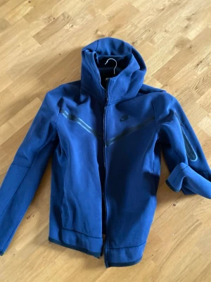 Blå hoodie från Nike med dragkedja - Marinblå Nike-tech storlek M