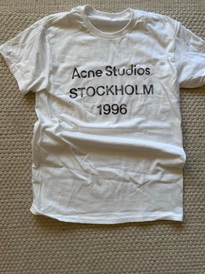 Vit Acne Studios t-shirt Stockholm - Hej och välkommen till liljestrands nu säljer vi en acne t shirt i nyskick inga defekter Elelr så pris kan diskuteras storlek s kom med bud osv mvh Liljestrand
