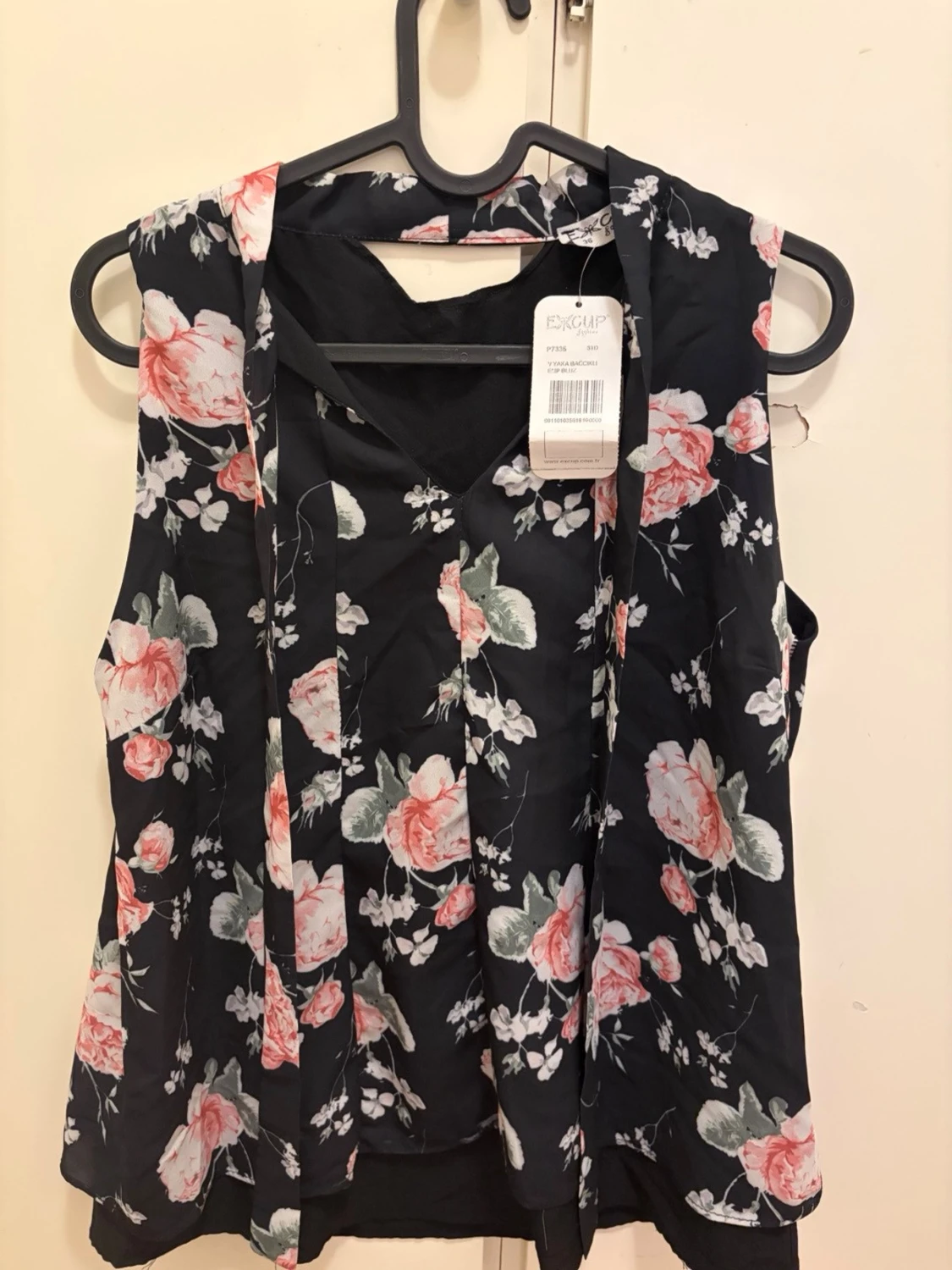 Blommig ärmlös blus 