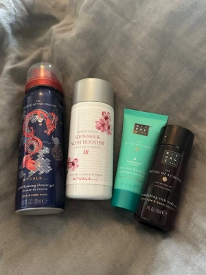 Rituals skönhetskit med fyra produkter - Fyra olika Rituals-produkter: en blå duschgel med drakmotiv, en vit mjukgörare med körsbärsblom, en turkos handkräm och en mörkröd kroppsolja. Perfekt för dig som vill testa olika dofter och texturer från Rituals. OÖPPNADE!