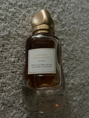 Donna Karan Cashmere Palo Santo - Något använd, cirka 90-80 % kvar, förvarad mörkt för parfymens bästa. Lådan finns ej kvar. Pris kan diskuteras 