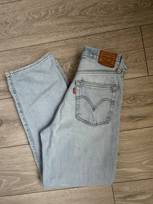 Levi's ljusblå raka jeans - Ljusblå raka jeans från Levis i strl 27” längd 27. Modell ribcage. Perfekta för en avslappnad och trendig look. Fint skick. 