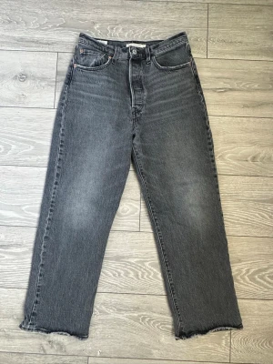  Levi's ribcage straight  - Säljer ett par grå/svarta raka jeans från Levi's i modell ribcage. Strl 27” längd 27. Perfekta för en avslappnad och trendig stil. 