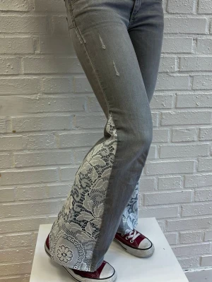 Old School Lace  - Här är våra ”Old School Lace” jeans i storlek XS Mått: 33 cm rakt över midjan & 70 cm i innerbenslängd.