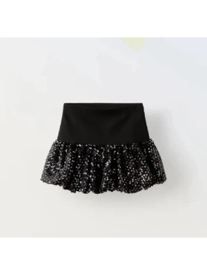 Helt ny svart paljettkjol med volang Zara - ❣️Ny med prislapp, första bilden är lånad, går att bära både låg- och högmidjad, perfekt för fest❣️ Svart minikjol från Zara med bred elastisk midja och glittriga paljetter över hela volangen. Kjolen är tillverkad i polyester och har en cool, festlig look med mycket volym och struktur. Perfekt för dig som gillar att sticka ut. 164 på barn för bättre passform men väldigt stretchig så passar Xs/S!!