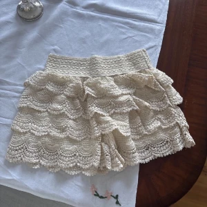 Superfina beige Spetsshorts - Superfina beige virkade shorts med flera lager volanger. De har en elastisk midja och är perfekta för varma dagar. 💕