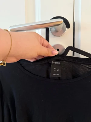 Topp - Topp från Lindex i storlek XS. Int*missimi liknande. Något hål längst ned vid armen 