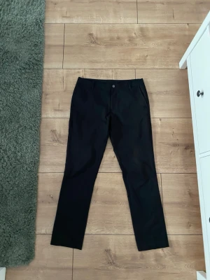 Svarta byxor från Puma - Säljer dessa golfbyxor från Puma i storlek 30/32. Använda en säsong. Inget är sönder på dom