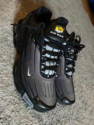 Nike Air Max tns plus 3  - Nästan aldrig använda, köpta i Berlin på footlocker för 279 euros för drygt 1 och ett halvt år sedan, som du ser på sista bilden är ny priset just nu.   Det ända med skorna som inte är nyskick är de vita strecken på ena skon fast detta ser man nästan aldrig och går antagligen att skrubba bort alternativt lätt övermålat.  Skriv gärna vid någon fundering om skorna💯