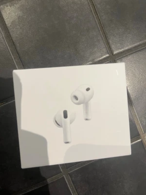 Apple AirPods Pro - Säljer ett par vita Apple AirPods Pro med laddningsetui. Trådlösa in-ear-hörlurar med silikonproppar och stilren design. Perfekta för musik, samtal och träning. Kommer i originalförpackning. Helt nya aldrig använda 