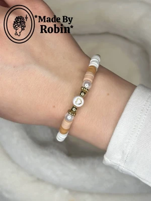 Handgjort Armband ”Sunset” 🤍☀️🌷 - Vårt fina handgjorda armband ”Sunset” med  pärlor i olika färger samt en söt hjärtdetalj i mitten. 🧡🤎