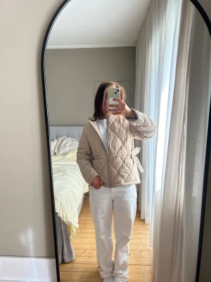 Beige jacka - Beige jacka från hm med knytningar på sidorna