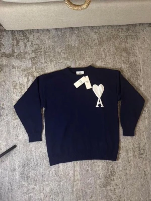 Blå tröja  - Helt ny, fraktar inom 24 timmar.