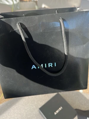 Riktigt Amiri bälte helt oanvänt, skriv om ni har några frågor om det  - Här har du ett riktigt snyggt och äkta amiri bälte som är beställt ifrån Kina därför står det k HKD valuta men det motsvarar 4900 svenska kr så det är äkta.Kvitto finns också med i bilden 