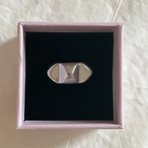 Peak Rivet Ring Steel Edblad - Edblad ring i stål med en nitar-design i storlek 16.80/S. pris kan diskuteras