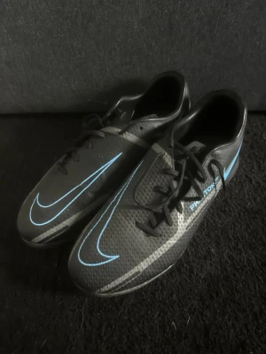 Nike Phantom löparskor/ inomhusskor - Säljer ett par Nike Phantom inomhusskor/löparskor i otroligt fint skick knappt använda