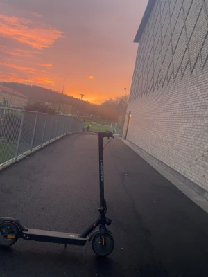 Svart elscooter E-Wheels V2 - Säljer en svart elscooter från E-Wheels, modell V2. Scootern har robust ram, breda hjul och tydliga reflexer. Perfekt för att ta sig runt snabbt och smidigt i stan. Laddningsport och display på styret. Snygg och modern design. Den går i 30 och den har 4 lägen. Walk= 5Kmh   ECO=15Kmh  D läget = 20Kmh     Sport läge= 30Kmh