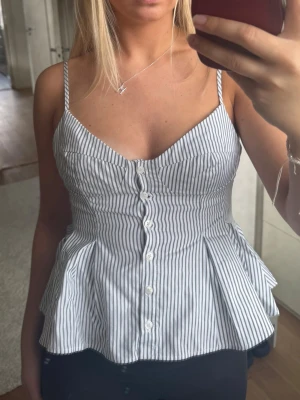 Söt topp - Super söt topp från Zara som endast använts ren gång💓