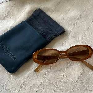 Bruna ovala solglasögon Le Specs - Solglasögon Outta love från Le Specs i caramel. Nypris ca 750kr. Kommer med originalfodral. Sparsamt använda.