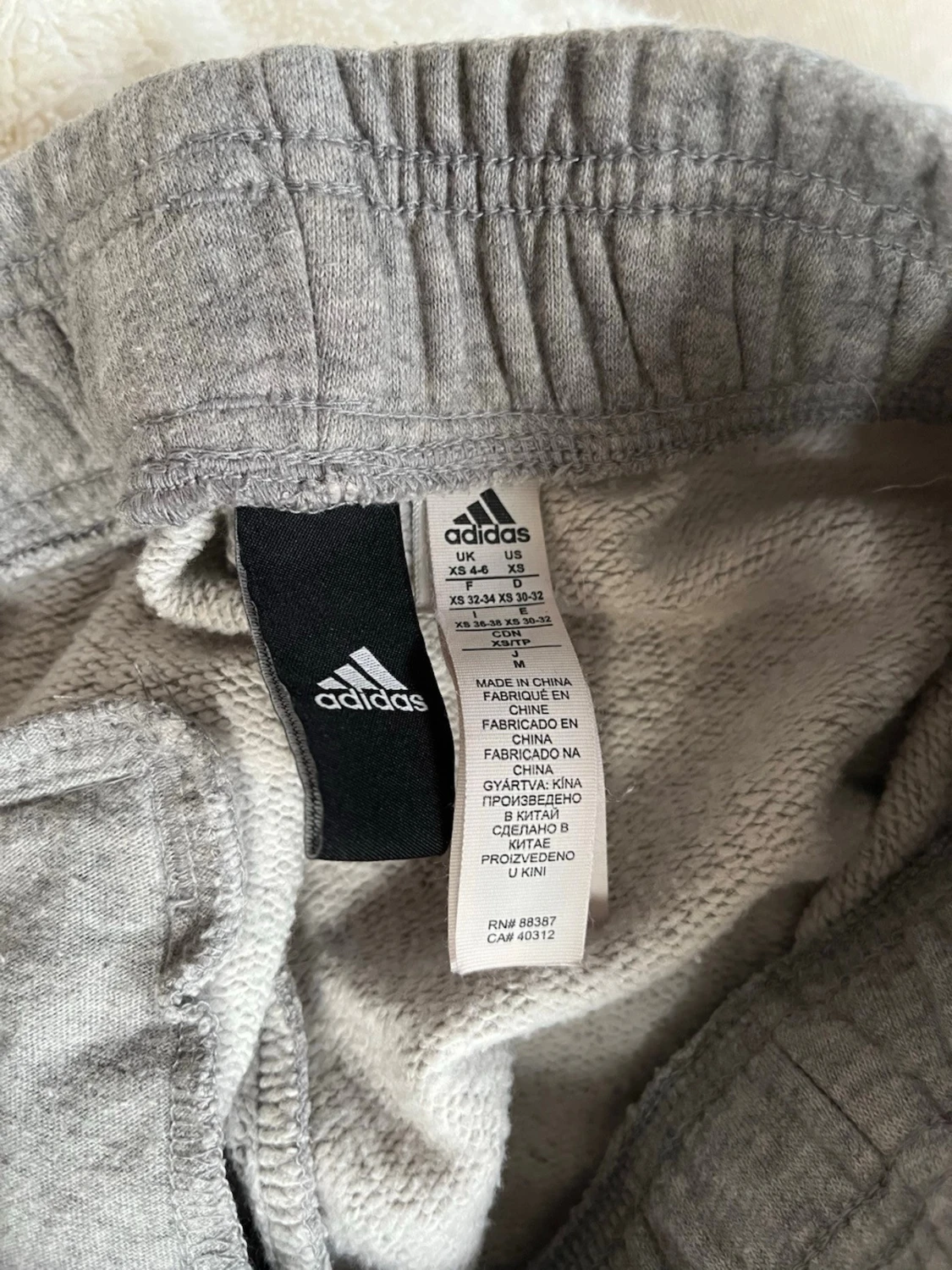 Grå shorts från Adidas med snörning - 2
