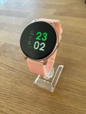 Kuura smart Watch Sport S1 V3 - Säljer en snygg smartklocka från trendiga Kuura i gott använt skick enligt bilder. Finns enstaka tecken på användning som inte stör. Funkar med både Android och iPhone. Fungerar bra, originalarmband i silikon, vattentät, träning, samtal, meddelande, musik, sömn, blodtryck osv. Fås med original laddare i samma skick.   Nypris: < 2000 SEK Mitt pris: 489 SEK  Skickas snabbt och spårbart. Skriv vid frågor och se gärna mina andra annonser! 