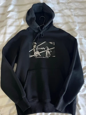 Rocky Balboa Hoodie - Hej! Säljer denna hoodien från Pull & Bear då den blivit för liten. Den är endast använd fåtal gånger och i mycket bra skick. Hoodien är i ett ganska tjockt material och är väldigt varm så passar bra till vintern! Nypris 399kr. Priset går att diskuteras.