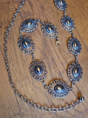 Silvrigt midjebälte i metall bohem vintage goth gothic - Nytt och oanvänt silvrigt midjebälte i metall. Längd: ca 105 cm.