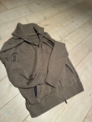 Massimo Dutti cardigan - Snygg Massimo dutti merinoull cardigan i storlek L. Mycket stretch och skicket är som nytt!