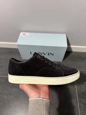 Lanvin - Lanvin cap toe svart, storlek uk 7/42, skick 9,5/10 som nya, box medföljer vid köp, nypris 4500kr, vid funderingar hör av er.