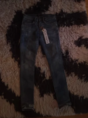 Mörk blå purple jeans - Säljer ett par blå skinny jeans från purple med klassisk femficksmodell.  Jeansen har en snygg tvättad look och raka benslut. Alla tags är kvar 