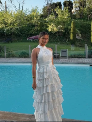 Angel maxi dress white - Säljer min älskade balklänning i modell angel maxi dress white från Love Lolina🤍Använd endast en gång, som i ny skick. Ord 4399 kr. Säljer i storlek S men passar en M bra