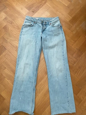Ljusblåa jeans - Säljer ett par ljusblåa vida jeans från Zara, storlek 36, aldrig använda. Avklippta där nere pågrund av att dom var för långa för mig!