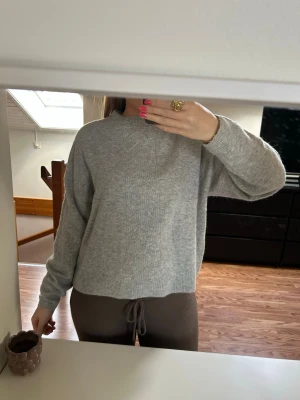 Grå stickad tröja  - Super fin från esprit 