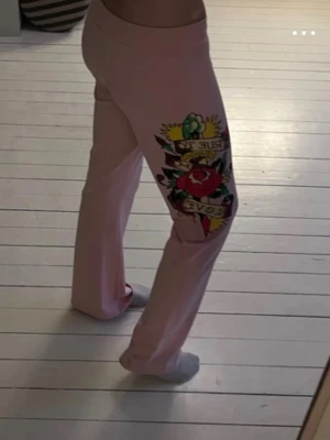 Ed Hardy Yoga pants! - Snygga Ed Hardy yoga byxor köpta från Vinted. Flare/Bootcut. Finns inga skador etc.     PRIS KAN DISKUTERAS!!
