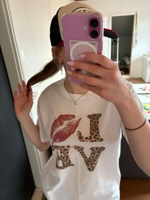 Vit t-shirt med leopardtryck - Helt ny aldrig använd! Köptes för 400, säljer för endast 150!  Perfekt till sommaren 