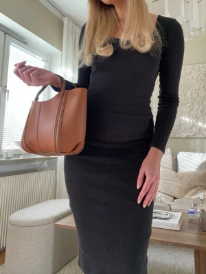 Siperfin figurnära klänning  - Säljer denna supersnygga svarta klänningen. Perfekt både till vardags och fest beroende på hur du stylar den🤍 Storlek S