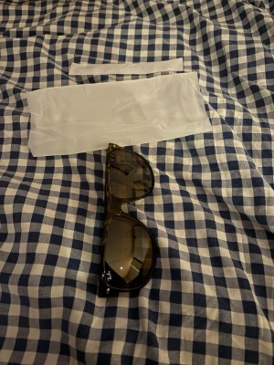 Ray-Ban boyfriend solglasögon - Snygga solglasögon från Ray-Ban med leopardmönstrad båge och mörka glas. Model boyfriend 4147. Perfekt för att lyfta din stil under soliga dagar.