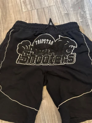 Svarta Trapstar Shooters shorts - Jätte fin trapstar shooters modell, sitter super fint på en själv!