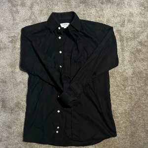 Svart skjorta från Eton - Passform slimfitt / storlek S Jag är 180 och 68kg skjorta från eton med skönt material  Köper du fler plagg löser jag rabbat 🤗 