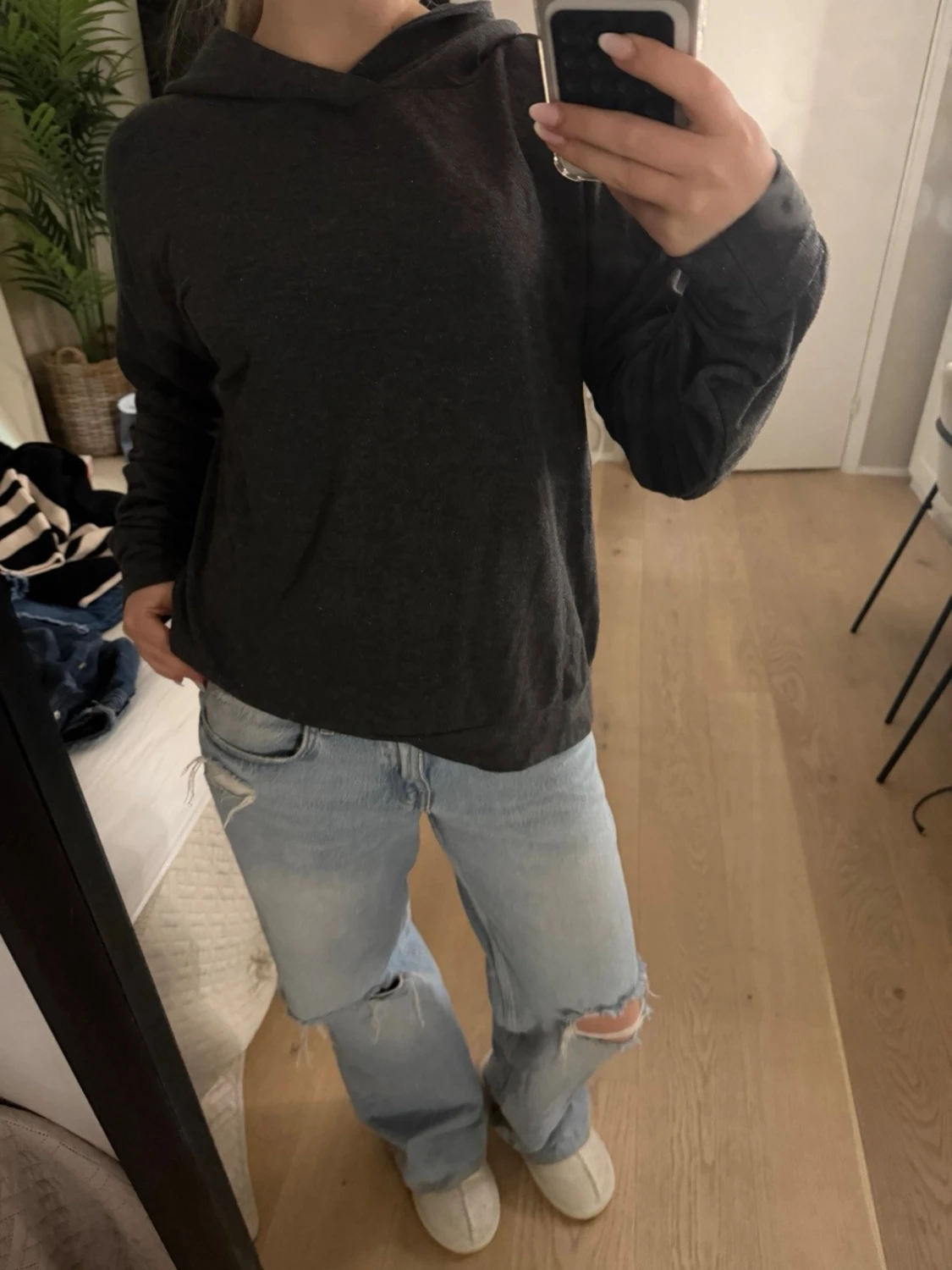 Mörkgrå hoodie med huva