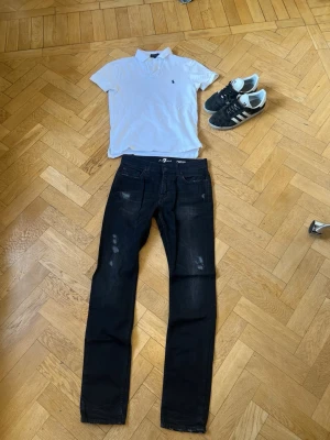 7 for all mankind selvedge jeans - Skick 10/10 inga defekter. Storlek 30 passar någon runt 175-180. Modellen är slimfit 