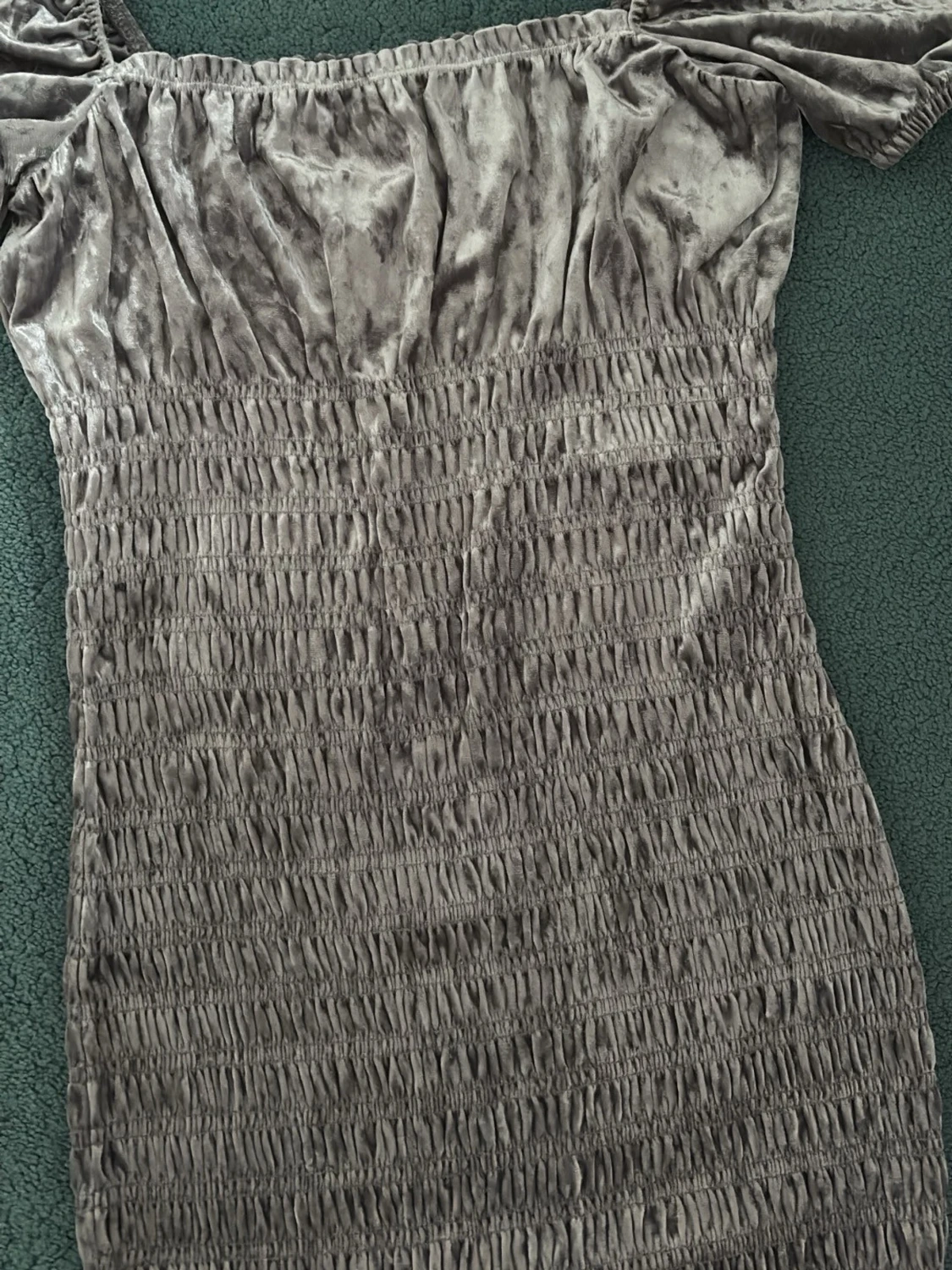 Grå sammetsklänning med puffärm - 1