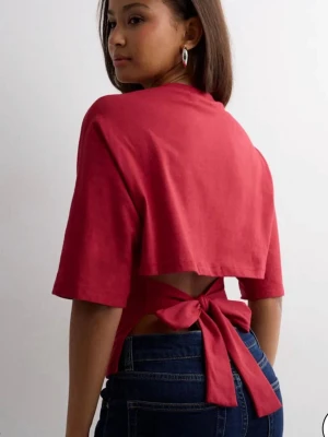 Röd topp med knyt i ryggen - Cool röd topp med korta ärmar och snygg knytning i ryggen. Storlek XS och aldrig använd, bara testad. Vet inte vart den är ifrån. Skriv vid bilder/frågor eller intresse!🩷