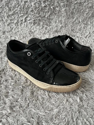 Lanvins - Säljer ett par sköna Lanvins! | Fint skick på skorna men förekommer något tecken på användning som kan ses på bilden! | Storlek UK 8 motsvarande 42 men passar lite större så omkring 42-43! | Ställ gärna frågor innan du köper!