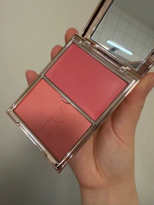 Patrick Ta rouge  - Snyggt rouge från Patrick Ta med både kräm- och puderformula i deras bästsäljande nyans ”she’s that girl”💕helt ny