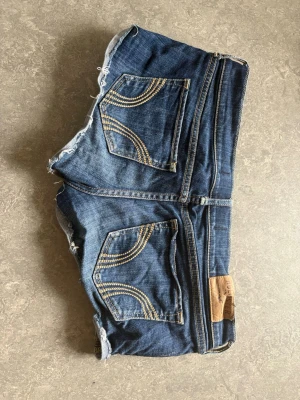 Hollister jeansshorts - Säljer dessa jeansshorts från hollister! Storlek w27 eller XS/S❣️