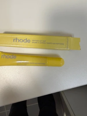 Rhode Peptide Lip Tint gul - Säljer ett Rhode Peptide Lip Tint läppglans i limited edition lemontini🍋 helt ny 