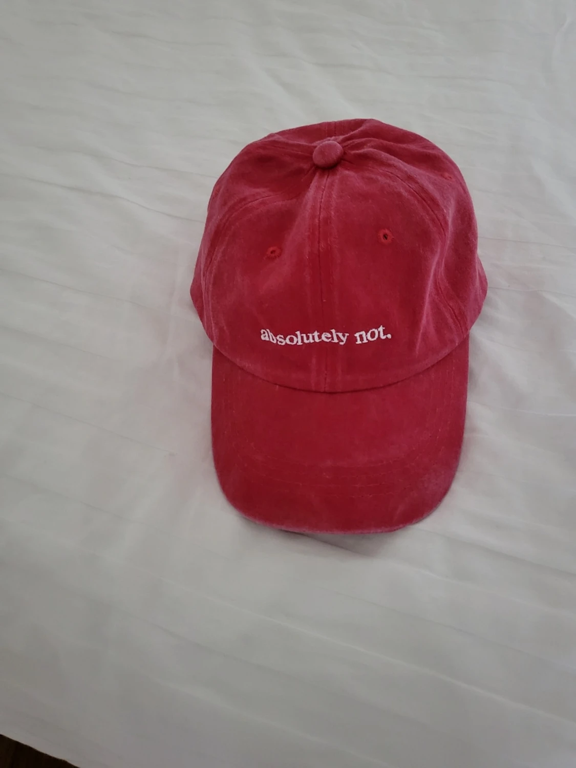 Röd keps med texten 'absolutely not.' - 1