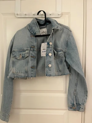Cropped  jeansjacka  - Super super fin, har inte kunnat använda den då jag köpte fel stl. Ute ur deras sortiment. 
