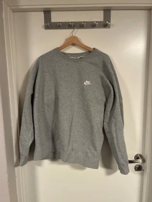 Grå sweatshirt Nike - Säljer den då jag inte använder den längre sitter som en l/xl